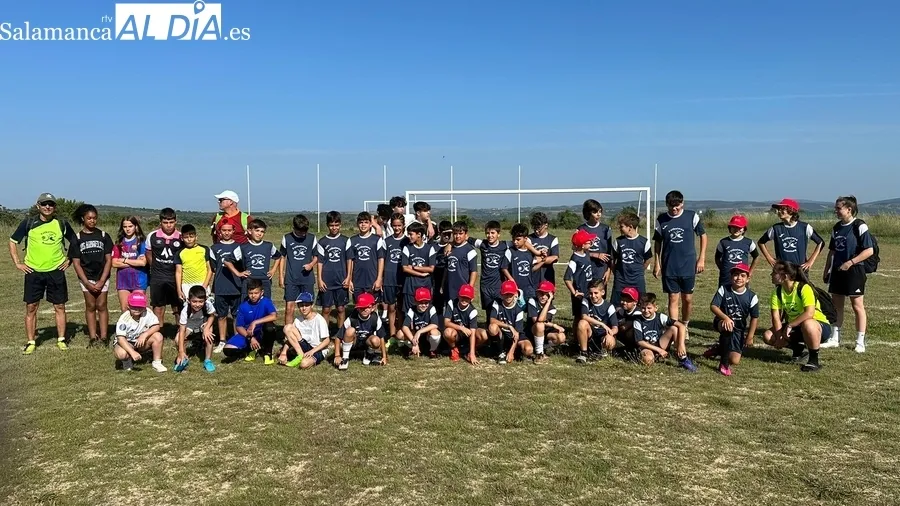 Los niños participantes en el campamento de verano recibían la visita del alcalde de Aldeadávila, Florentino García  