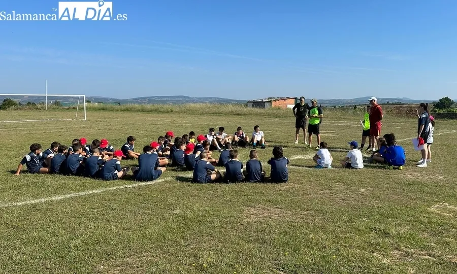 Los niños participantes en el campamento de verano recibían la visita del alcalde de Aldeadávila, Florentino García  