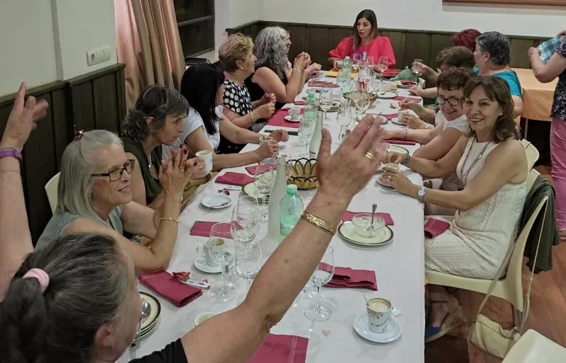 Las mujeres de Peralejos de Abajo celebran el final del programa 'Depende de ti'
