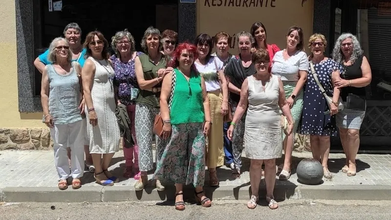 Las mujeres de Peralejos de Abajo celebran el final del programa 'Depende de ti'