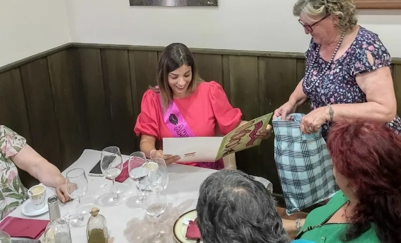 Las mujeres de Peralejos de Abajo celebran el final del programa 'Depende de ti'