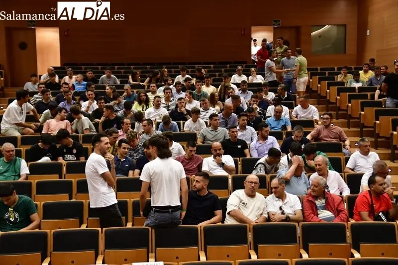 Foto 5 - Mateu Lahoz, principal protagonista de la mesa redonda que ha inaugurado el VIII Torneo ADCAS