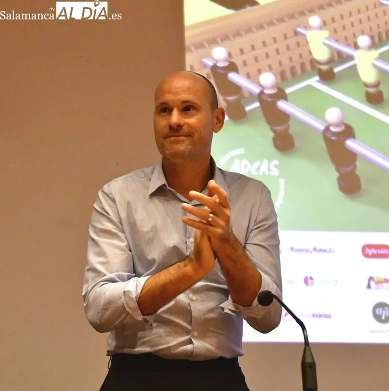 Foto 11 - Mateu Lahoz, principal protagonista de la mesa redonda que ha inaugurado el VIII Torneo ADCAS