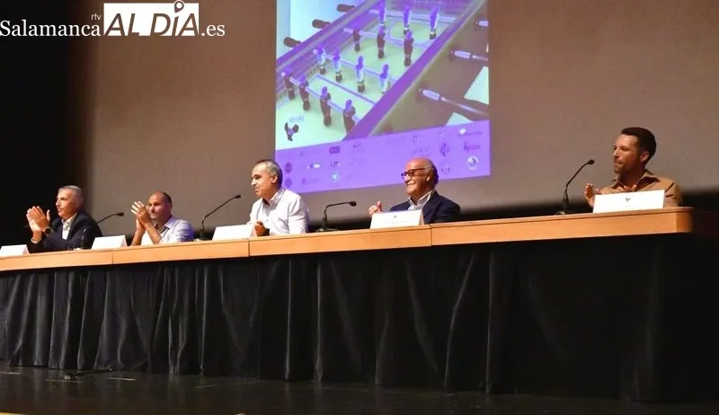Foto 6 - Mateu Lahoz, principal protagonista de la mesa redonda que ha inaugurado el VIII Torneo ADCAS