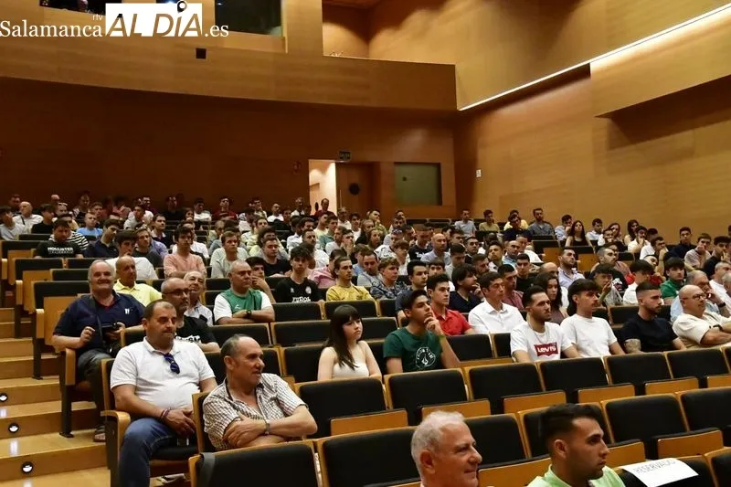 Foto 2 - Mateu Lahoz, principal protagonista de la mesa redonda que ha inaugurado el VIII Torneo ADCAS