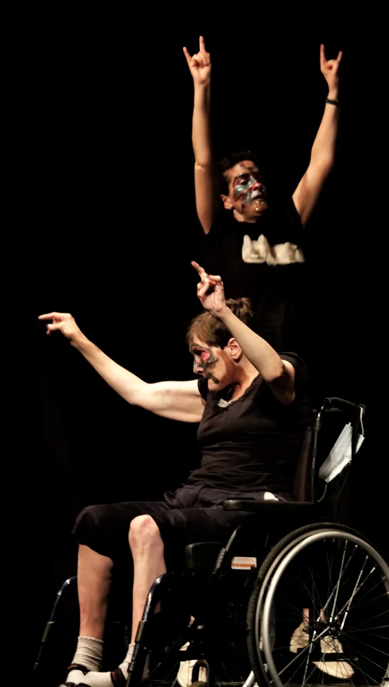 Actuación en Monleras del grupo de teatro y danza de Asprodes Vitigudino que dirige Raquel García Sevillano