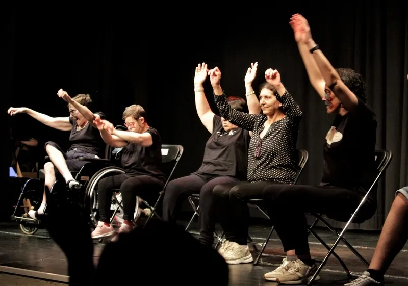 Actuación en Monleras del grupo de teatro y danza de Asprodes Vitigudino que dirige Raquel García Sevillano