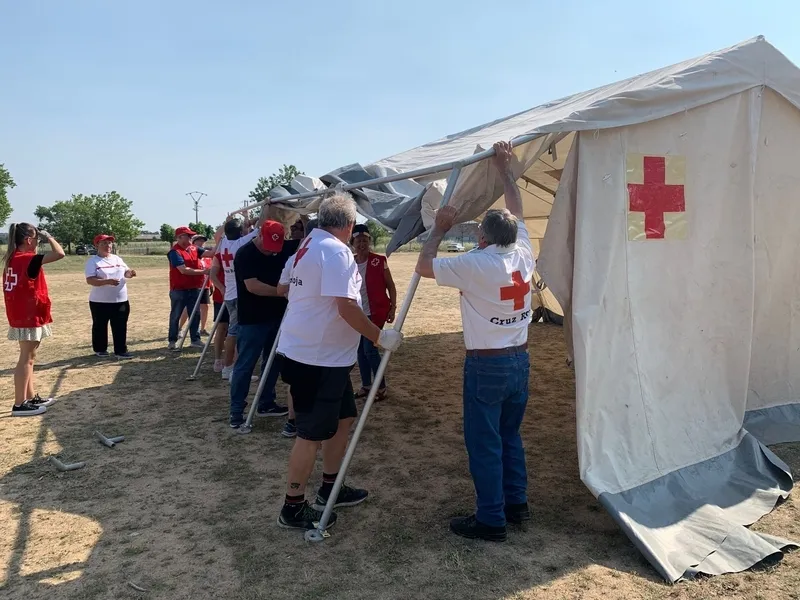 Los voluntarios aprendieron a instalar una carpa en las inmediaciones de la plaza de toros de Vitigudino