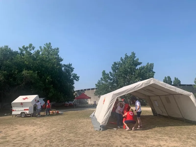 Los voluntarios aprendieron a instalar una carpa en las inmediaciones de la plaza de toros de Vitigudino