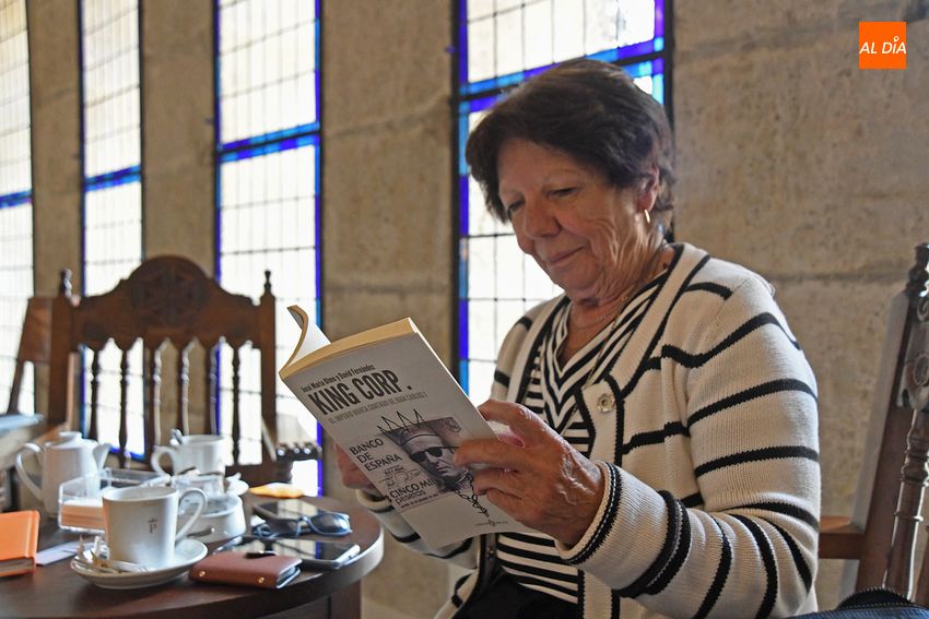 Ana de Rojas con el libro en que se habla de Alejandra de Rojas/ Foto: Adrián M.Pastor