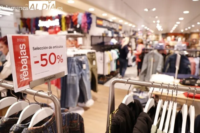 Primera jornada de las rebajas de verano en El Corte Inglés de Salamanca. Foto de David Sañudo
