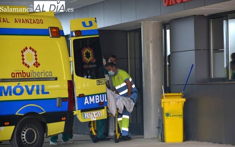 Ambulancia llegando al Hospital de Salamanca. Foto de archivo