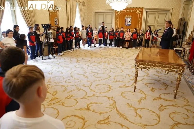 Recepción en el Ayuntamiento de los ganadores del concurso ‘Aula de Patrimonio’ de Salamanca y de Santiago de Compostela. Foto de David Sañudo