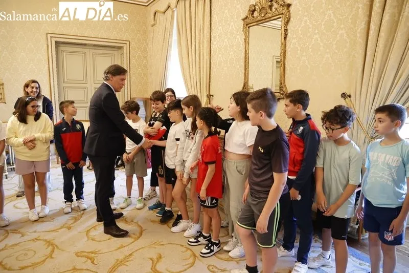 Recepción en el Ayuntamiento de los ganadores del concurso ‘Aula de Patrimonio’ de Salamanca y de Santiago de Compostela. Foto de David Sañudo