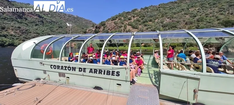 Jesús María Ortiz y el alcalde de Aldeadávila, Florentino García, compartían unos minutos con los niños del Camapamento de Verano 'Saucelle' 