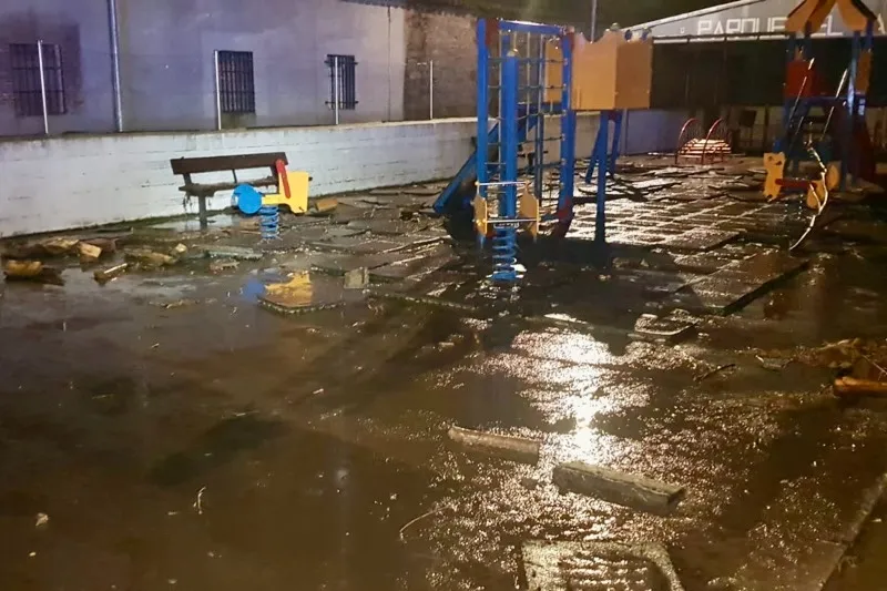 Una fuerte tormenta anegaba las calles de Alaraz esta madrugada