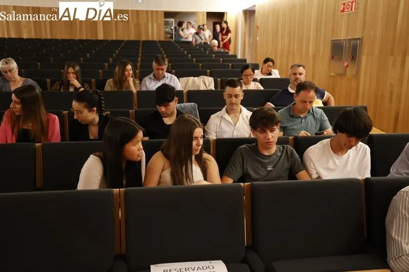 El consejero de Economía y Hacienda y portavoz, Carlos Fernández Carriedo, y la consejera de Educación, Rocío Lucas Navas, en Salamanca, en la entrega de los XXII Premios de Estadística de Castilla y León. Foto de David Sañudo