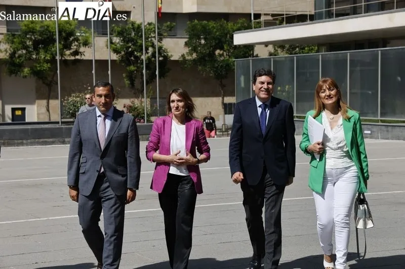El consejero de Economía y Hacienda y portavoz, Carlos Fernández Carriedo, y la consejera de Educación, Rocío Lucas Navas, en Salamanca, en la entrega de los XXII Premios de Estadística de Castilla y León. Foto de David Sañudo