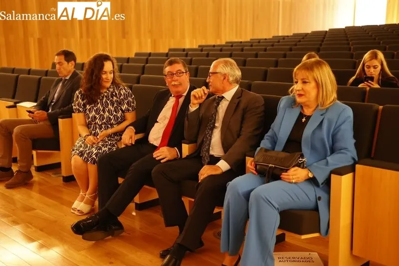El consejero de Economía y Hacienda y portavoz, Carlos Fernández Carriedo, y la consejera de Educación, Rocío Lucas Navas, en Salamanca, en la entrega de los XXII Premios de Estadística de Castilla y León. Foto de David Sañudo
