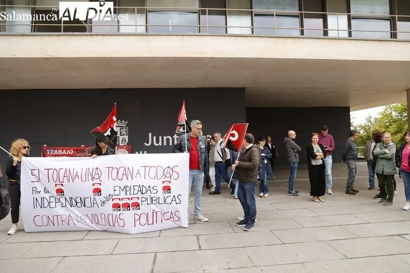 Concentración de la CGT en la Delegación de la Junta en Salamanca. Foto de David Sañudo