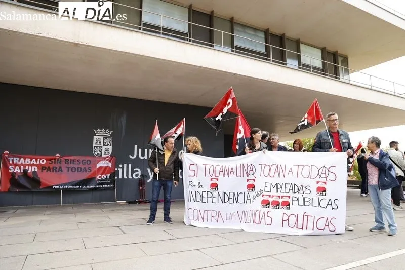 Concentración de la CGT en la Delegación de la Junta en Salamanca. Foto de David Sañudo