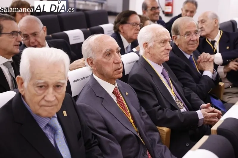 Un total de 32 profesionales eran distinguidos esta mañana en el Colegio de Médicos de Salamanca. Foto de David Sañudo