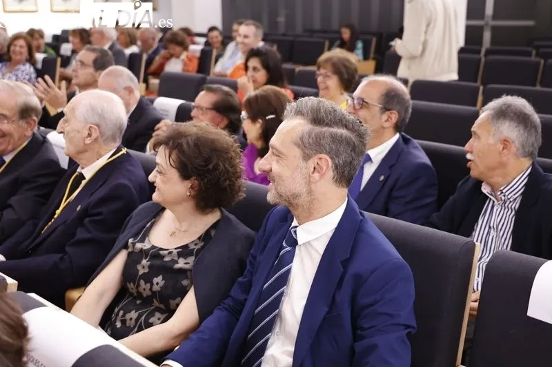 Un total de 32 profesionales eran distinguidos esta mañana en el Colegio de Médicos de Salamanca. Foto de David Sañudo