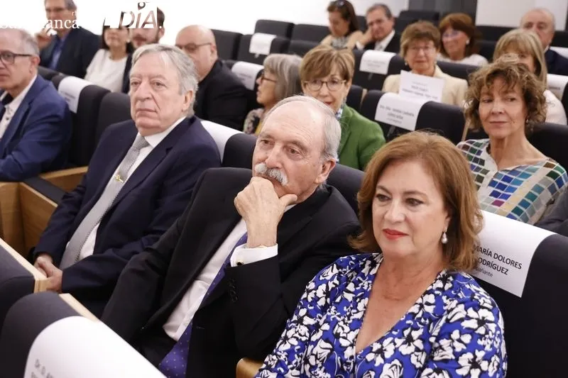 Un total de 32 profesionales eran distinguidos esta mañana en el Colegio de Médicos de Salamanca. Foto de David Sañudo