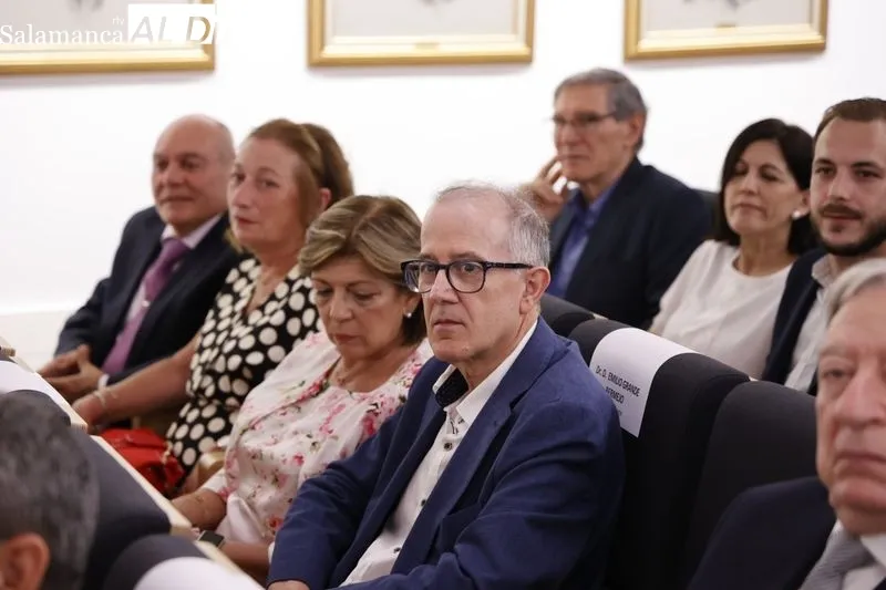 Un total de 32 profesionales eran distinguidos esta mañana en el Colegio de Médicos de Salamanca. Foto de David Sañudo