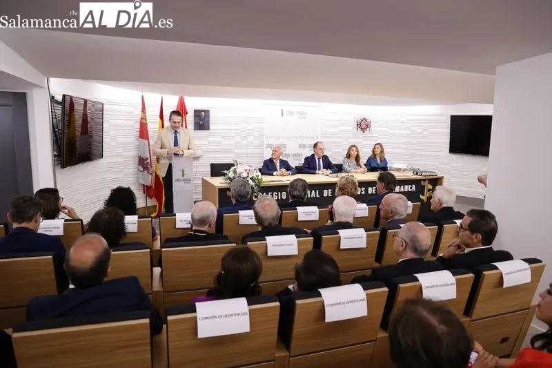 Un total de 32 profesionales eran distinguidos esta mañana en el Colegio de Médicos de Salamanca. Foto de David Sañudo