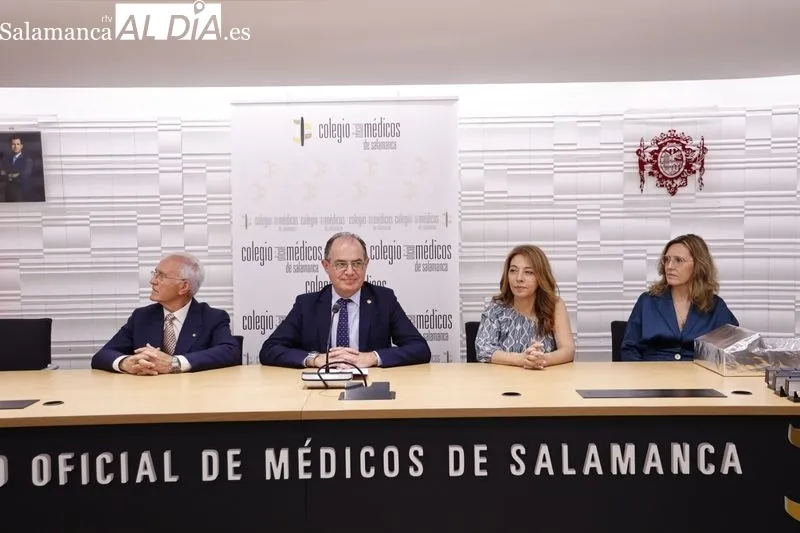 Un total de 32 profesionales eran distinguidos esta mañana en el Colegio de Médicos de Salamanca. Foto de David Sañudo
