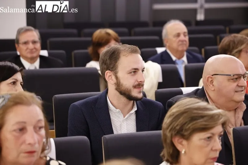 Un total de 32 profesionales eran distinguidos esta mañana en el Colegio de Médicos de Salamanca. Foto de David Sañudo
