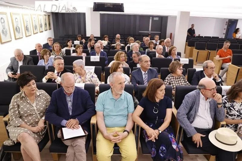 Un total de 32 profesionales eran distinguidos esta mañana en el Colegio de Médicos de Salamanca. Foto de David Sañudo