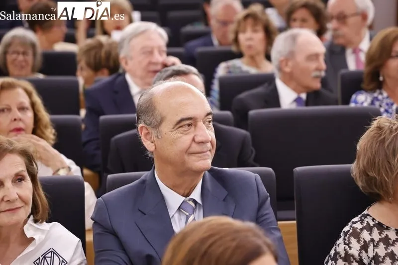 Un total de 32 profesionales eran distinguidos esta mañana en el Colegio de Médicos de Salamanca. Foto de David Sañudo