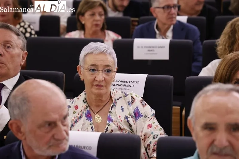 Un total de 32 profesionales eran distinguidos esta mañana en el Colegio de Médicos de Salamanca. Foto de David Sañudo