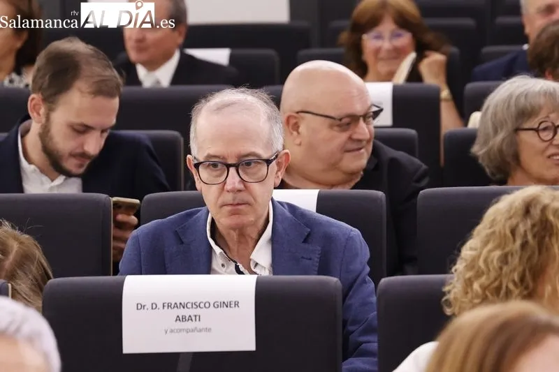 Un total de 32 profesionales eran distinguidos esta mañana en el Colegio de Médicos de Salamanca. Foto de David Sañudo