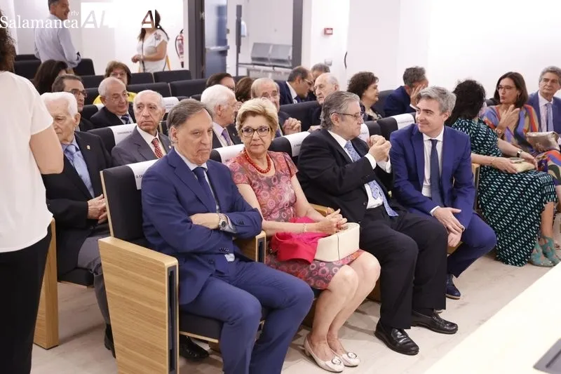 Un total de 32 profesionales eran distinguidos esta mañana en el Colegio de Médicos de Salamanca. Foto de David Sañudo