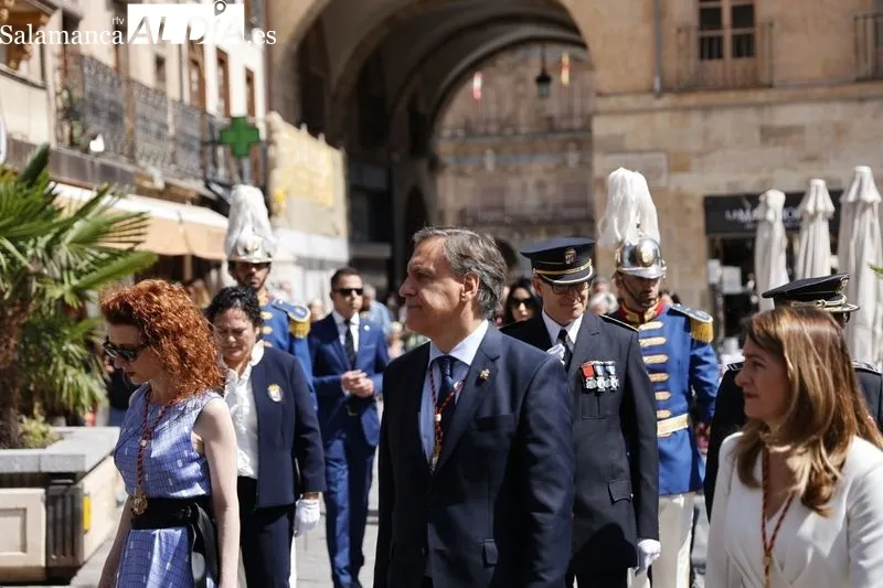 Comitiva municipal desde el Ayuntamiento a la Plaza Mayor con motivo de la fiesta de San Juan de Sahagún. Foto de David Sañudo