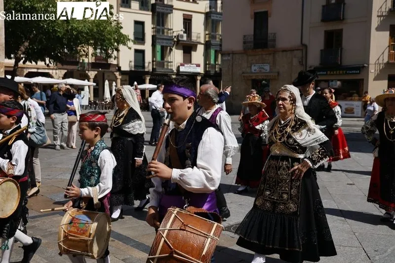 Comitiva municipal desde el Ayuntamiento a la Plaza Mayor con motivo de la fiesta de San Juan de Sahagún. Foto de David Sañudo