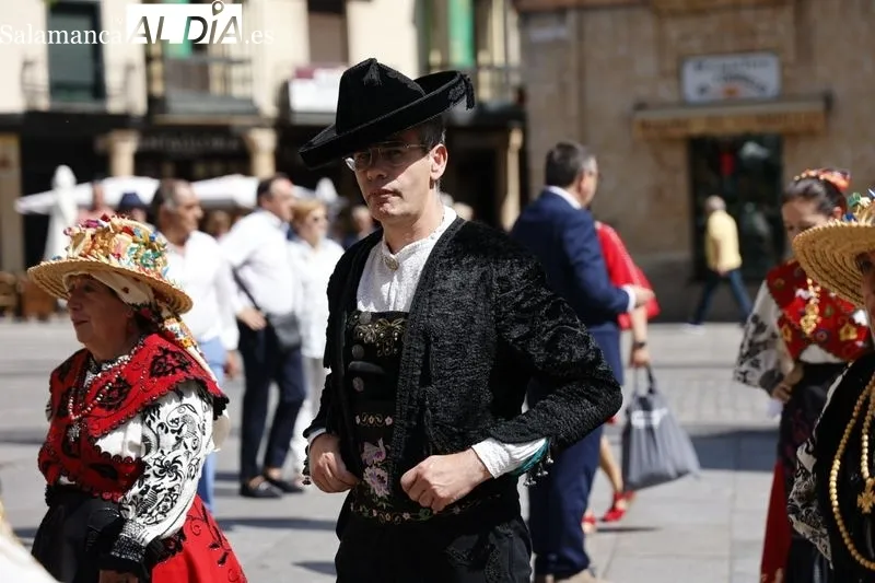 Comitiva municipal desde el Ayuntamiento a la Plaza Mayor con motivo de la fiesta de San Juan de Sahagún. Foto de David Sañudo