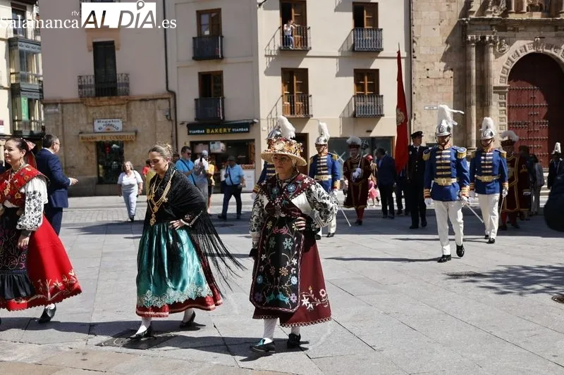 Comitiva municipal desde el Ayuntamiento a la Plaza Mayor con motivo de la fiesta de San Juan de Sahagún. Foto de David Sañudo