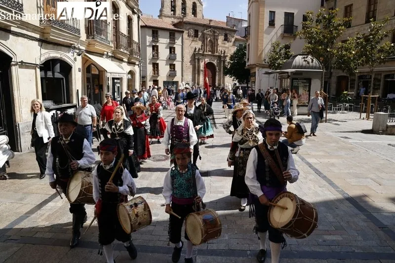 Comitiva municipal desde el Ayuntamiento a la Plaza Mayor con motivo de la fiesta de San Juan de Sahagún. Foto de David Sañudo