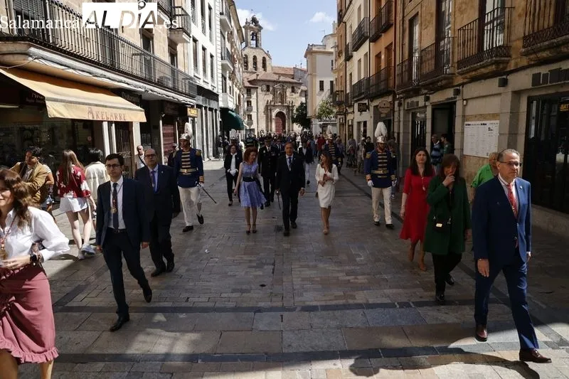 Comitiva municipal desde el Ayuntamiento a la Plaza Mayor con motivo de la fiesta de San Juan de Sahagún. Foto de David Sañudo