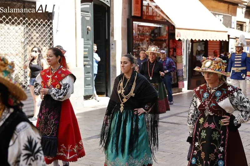 Comitiva municipal desde el Ayuntamiento a la Plaza Mayor con motivo de la fiesta de San Juan de Sahagún. Foto de David Sañudo