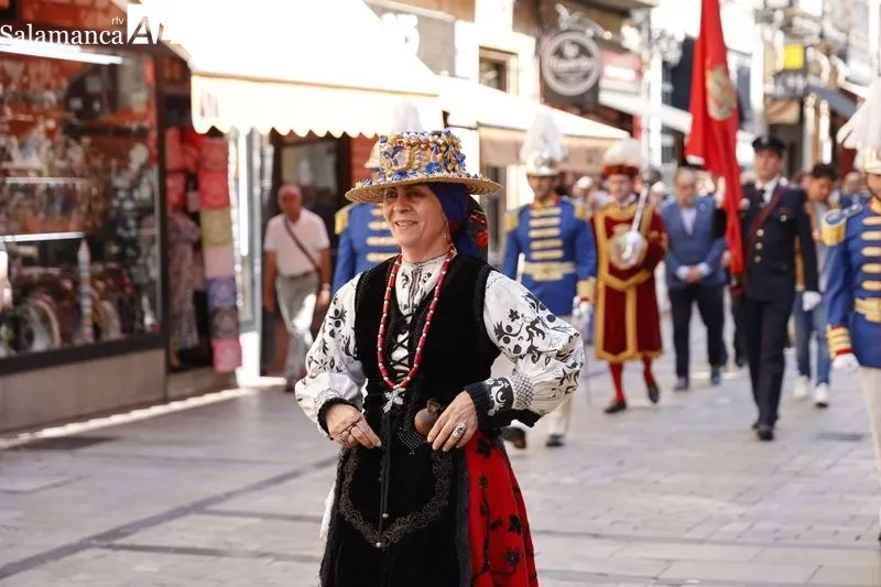Comitiva municipal desde el Ayuntamiento a la Plaza Mayor con motivo de la fiesta de San Juan de Sahagún. Foto de David Sañudo