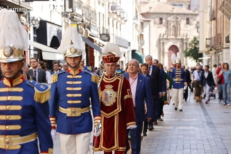 Comitiva municipal desde el Ayuntamiento a la Plaza Mayor con motivo de la fiesta de San Juan de Sahagún. Foto de David Sañudo