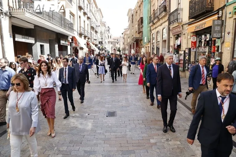 Comitiva municipal desde el Ayuntamiento a la Plaza Mayor con motivo de la fiesta de San Juan de Sahagún. Foto de David Sañudo