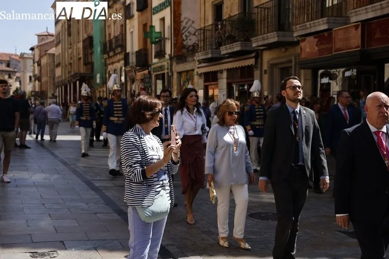 Comitiva municipal desde el Ayuntamiento a la Plaza Mayor con motivo de la fiesta de San Juan de Sahagún. Foto de David Sañudo