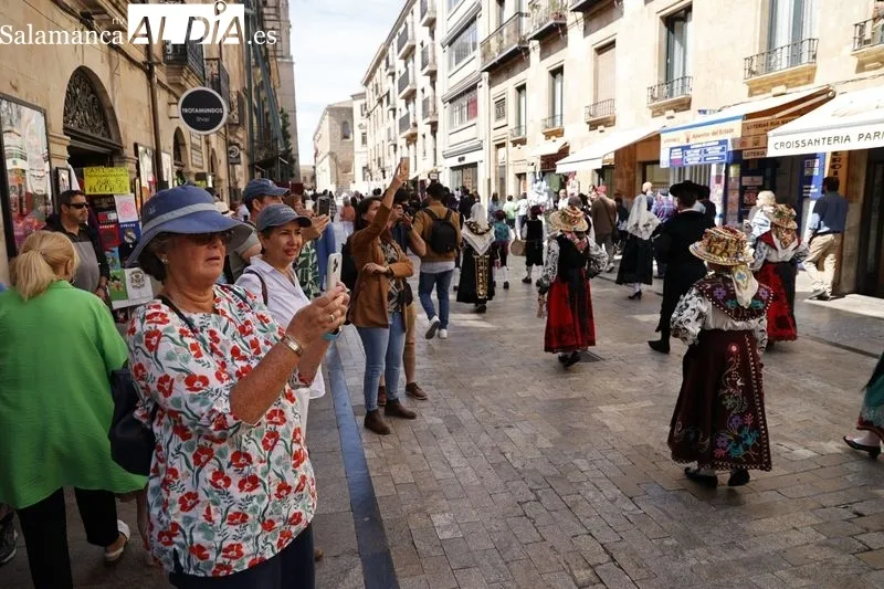 Comitiva municipal desde el Ayuntamiento a la Plaza Mayor con motivo de la fiesta de San Juan de Sahagún. Foto de David Sañudo