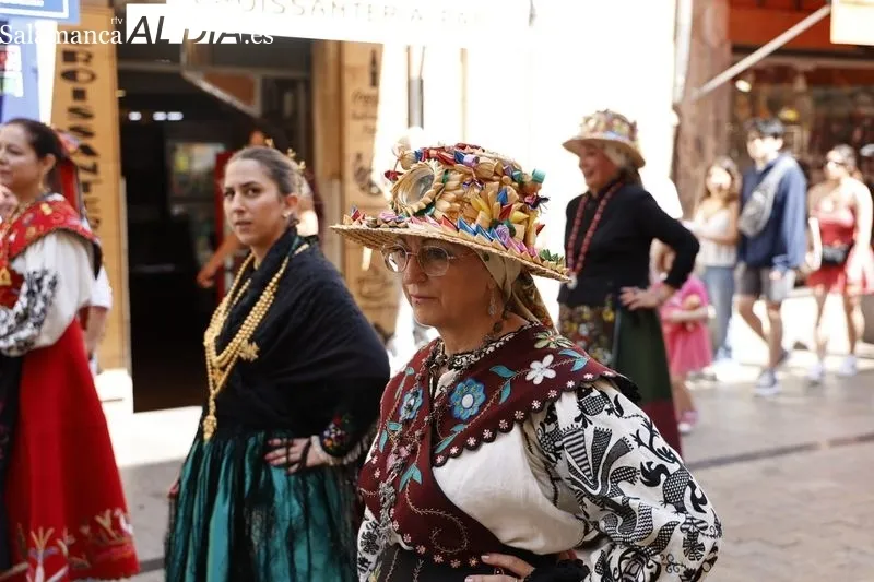 Comitiva municipal desde el Ayuntamiento a la Plaza Mayor con motivo de la fiesta de San Juan de Sahagún. Foto de David Sañudo